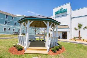 un cenador frente a un edificio en John Yancey Oceanfront Inn en Kill Devil Hills