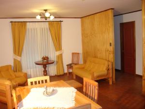 sala de estar con sofá y mesa en Turismo Vinapu, en Hanga Roa