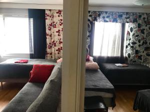 a small room with two beds and a couch at PIKNIK - 2 in Tampere