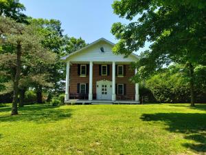 a house with a lawn in front of it at Auberge du Vignoble Bromont in Bromont