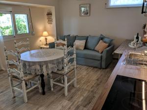 ein Wohnzimmer mit einer Couch und einem Tisch und Stühlen in der Unterkunft Herodicus villa in Nea Skioni + 36 Fotos