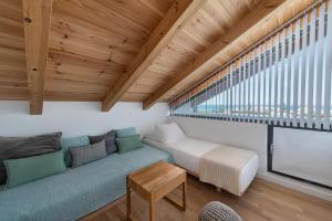 Posezení v ubytování Fos Villa, a Luxe House with Private Heated Pool