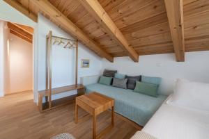 Posezení v ubytování Fos Villa, a Luxe House with Private Heated Pool