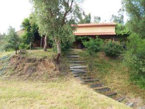 um conjunto de degraus de pedra que levam a uma casa em Casa RioTempo + Jangada em Tomar