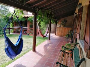 - une terrasse couverte avec un hamac dans une maison dans l'établissement Casa RioTempo + Jangada, à Tomar