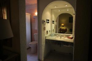 a bathroom with a sink and a mirror at Hotel Maria Cristina in Mexico City
