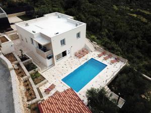 Bazén v ubytování Villa Anabella peaceful holiday home with pool nebo v jeho okolí