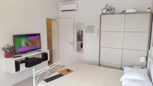 Televízia a/alebo spoločenská miestnosť v ubytovaní Studio Apartment Luce