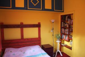 1 dormitorio con cama y estante para libros en Apartment Rumbas - 6, en Kuldīga