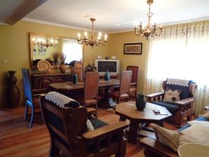 sala de estar con mesa de comedor y sillas en Apartamento Casa Geli # 2, en Onís