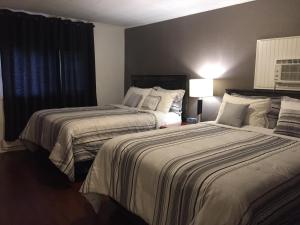 Postel nebo postele na pokoji v ubytování Greenside Motel