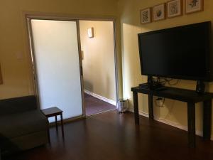 TV a/nebo společenská místnost v ubytování Greenside Motel
