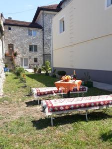 een groep banken met een tafel voor een gebouw bij Apartment Lotika in Višegrad