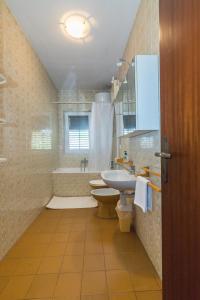 Et badeværelse på Apartments Jelka