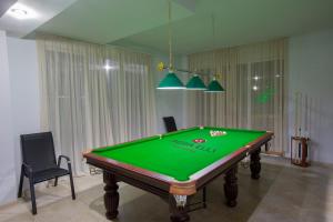 Biliár nebo kulečník v ubytování Iveria Elli Hotel