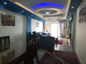 a living room with a couch and a blue ceiling at Stanley Bridge Apartment in Alexandria