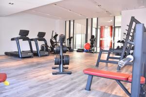 een fitnessruimte met diverse loopbanden en fitnessapparaten bij Hotel 15 de Mayo in Mar del Plata