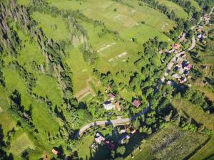 una vista aérea de un campo con casas y una carretera en У Медовому Раю en Rostoka