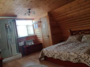Cama o camas de una habitación en Alyonushkin Teremok Guest House
