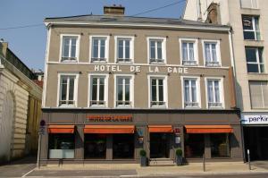 a building with a hotel de laude on a street at Hotel de la Gare Troyes Centre in Troyes