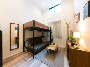 מיטה או מיטות קומותיים בחדר ב-TRIP POD TOJIN-MACHI A