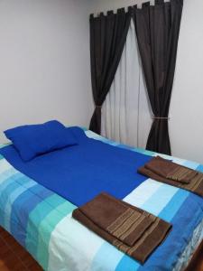 Una cama con dos toallas encima. en Corazon De Mendoza en San Rafael