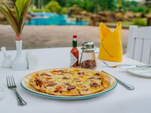 Opțiuni de prânz și cină disponibile oaspeților de la Indra Maya Pool Villas