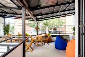 Un patio al aire libre con mesa y sillas. en Medellin Backpacker Hostel, en Medellín