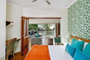 una camera da letto con un letto e un soggiorno di Mantra on the Inlet a Port Douglas