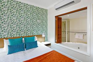 Letto o letti in una camera di Mantra on the Inlet