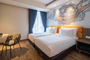 Postel nebo postele na pokoji v ubytování Luminor Hotel Jakarta Kota By WH
