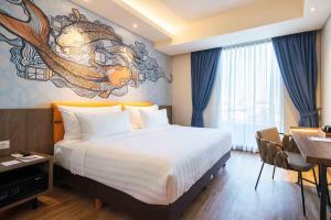 Postel nebo postele na pokoji v ubytování Luminor Hotel Jakarta Kota By WH