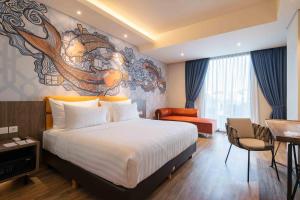 Postel nebo postele na pokoji v ubytování Luminor Hotel Jakarta Kota By WH