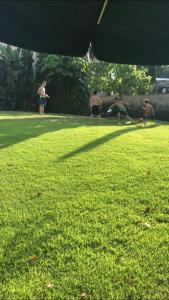 un grupo de personas jugando al frisbee en un parque en Suite Caesar - Neot Golf, en Cesarea