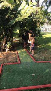 Un gruppo di bambini che giocano nell'erba di Suite Caesar - Neot Golf a Caesarea