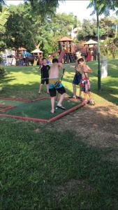 un grupo de niños jugando en un parque en Suite Caesar - Neot Golf, en Cesarea