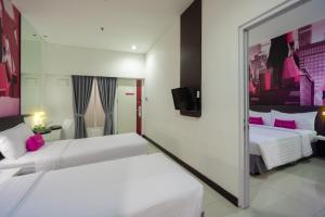 Postel nebo postele na pokoji v ubytování favehotel Pluit Junction