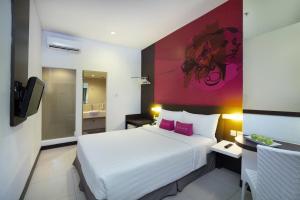Postel nebo postele na pokoji v ubytování favehotel Pluit Junction