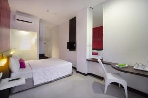 Postel nebo postele na pokoji v ubytování favehotel Pluit Junction