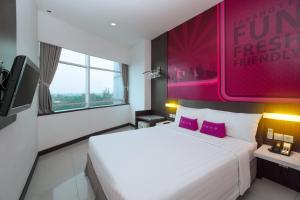 Postel nebo postele na pokoji v ubytování favehotel Pluit Junction