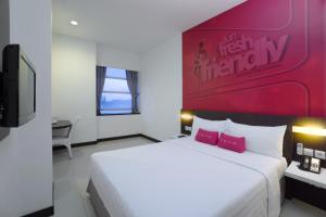 Postel nebo postele na pokoji v ubytování favehotel Pluit Junction