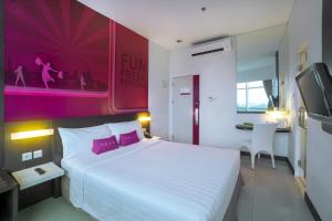 Postel nebo postele na pokoji v ubytování favehotel Pluit Junction