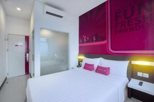 Postel nebo postele na pokoji v ubytování favehotel Pluit Junction