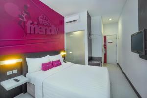 Postel nebo postele na pokoji v ubytování favehotel Pluit Junction