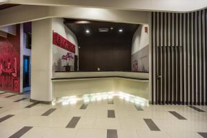 un vestíbulo con un banco en un edificio en favehotel Pluit Junction en Yakarta