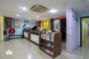 una tienda con paredes coloridas y un mostrador en una habitación en Hotel Weilia, en Melaka
