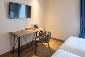 TV a/nebo společenská místnost v ubytování Luminor Hotel Jakarta Kota By WH