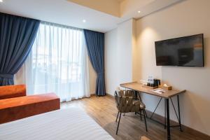 TV a/nebo společenská místnost v ubytování Luminor Hotel Jakarta Kota By WH