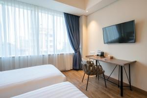 Postel nebo postele na pokoji v ubytování Luminor Hotel Jakarta Kota By WH