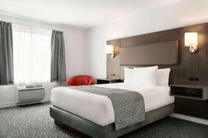 Un pat sau paturi într-o cameră la Travelodge by Wyndham Rigaud